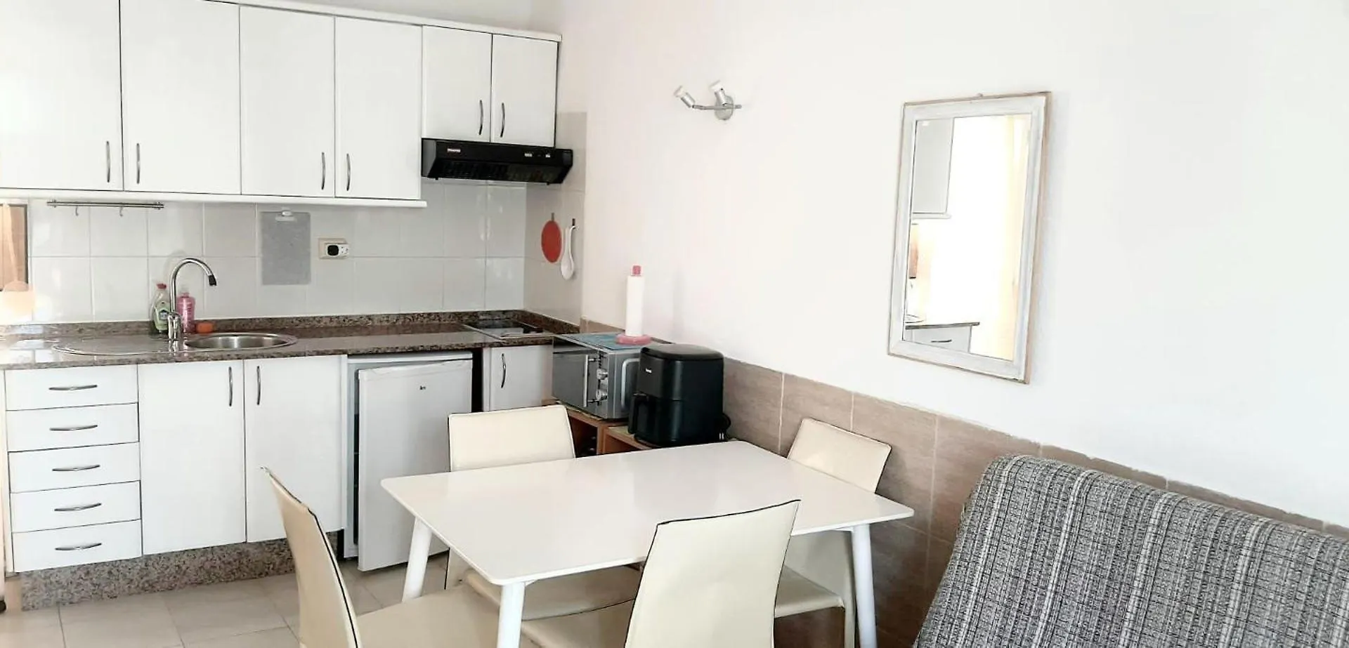Caleta De Fuste Apartment- Sleeps4- Pool- Garden